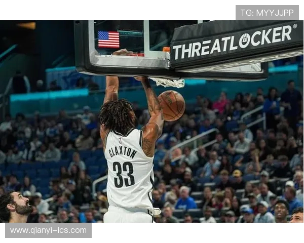 克拉克斯顿半场表现出色11投6中贡献13分7篮板2助攻1抢断